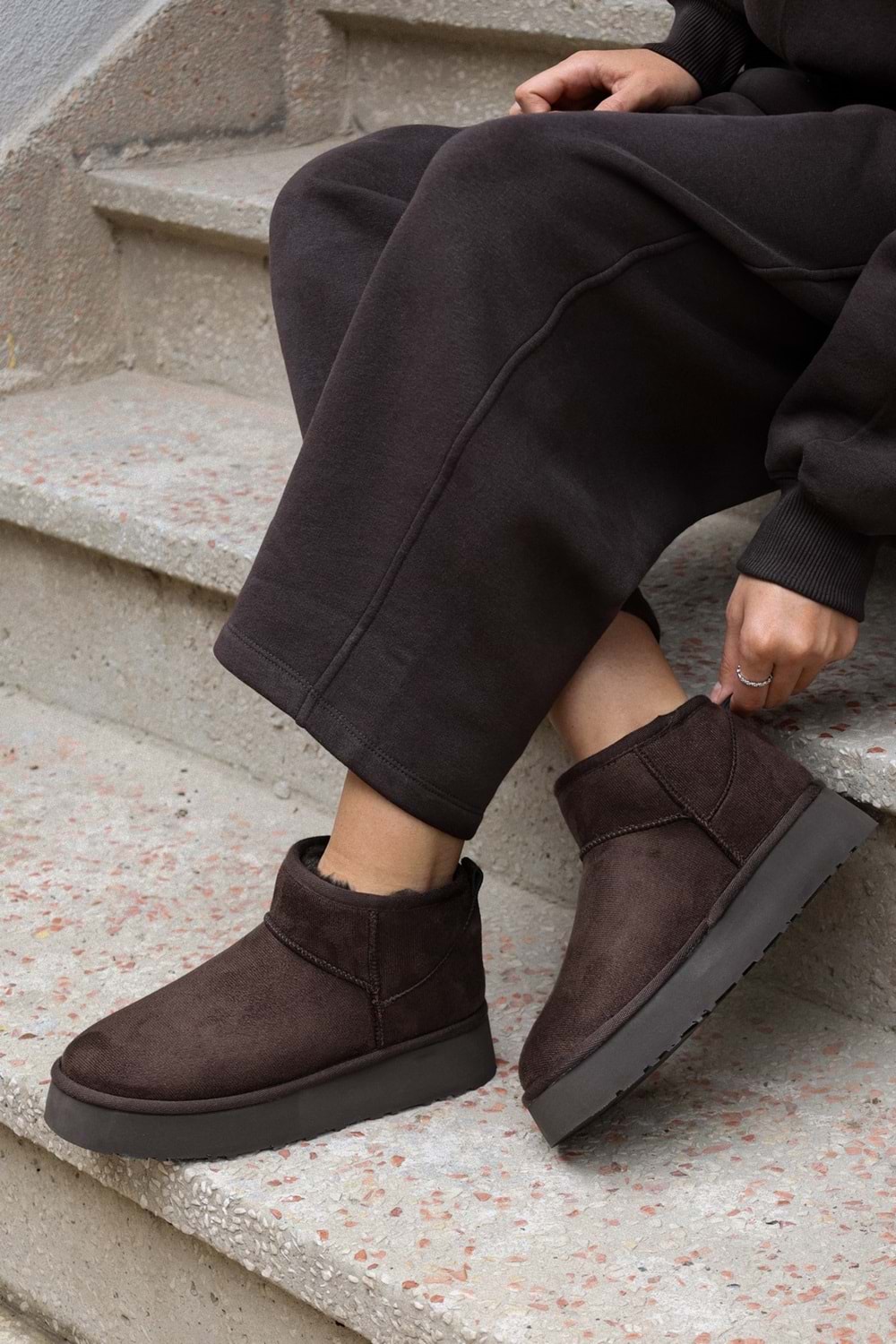 Kadın Uggys Acı Kahve İçi Tüylü Kısa Süet Bot