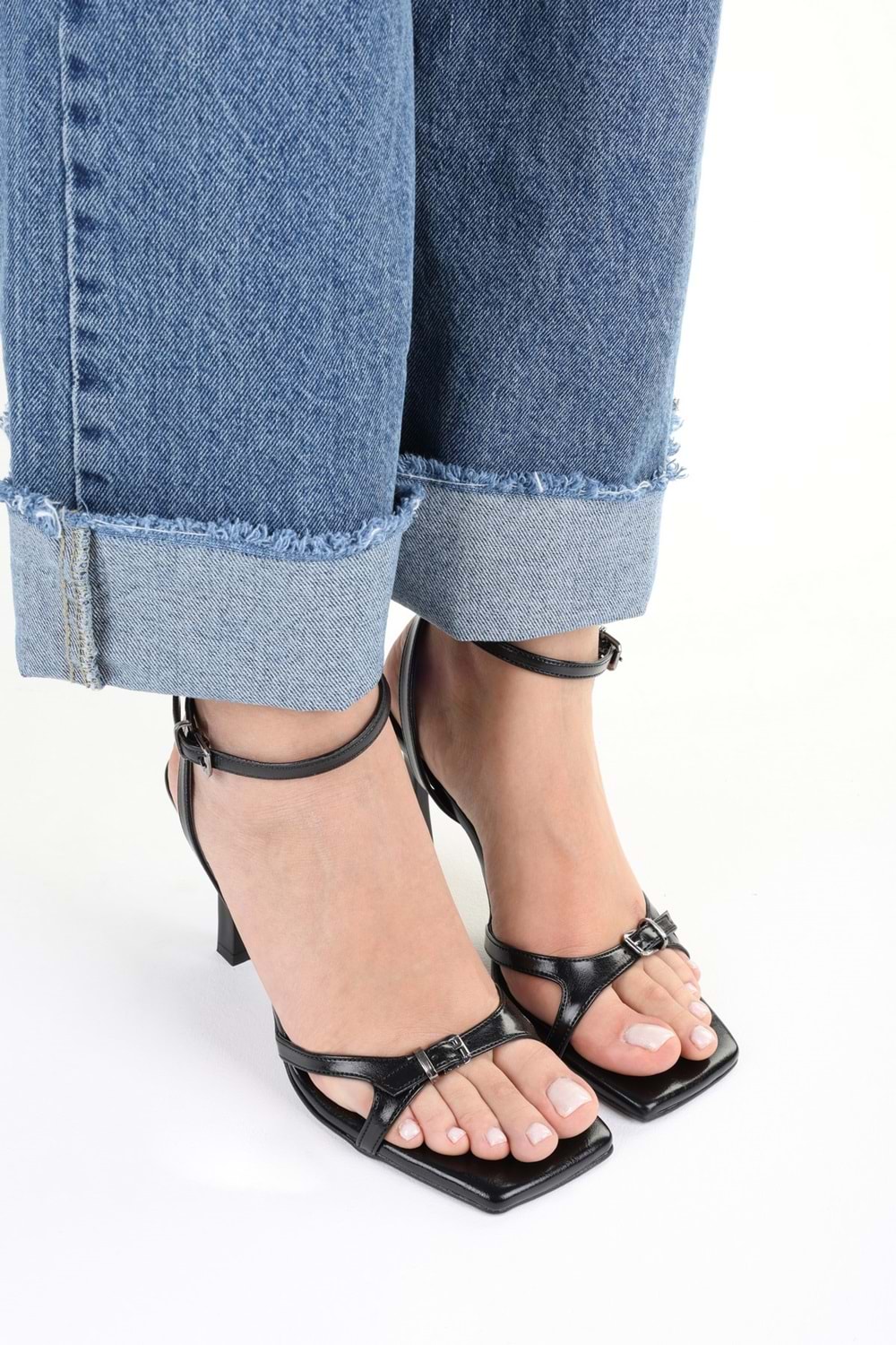 Kadın Jolie Siyah Cilt Kemer Detaylı Topuklu Ayakkabı