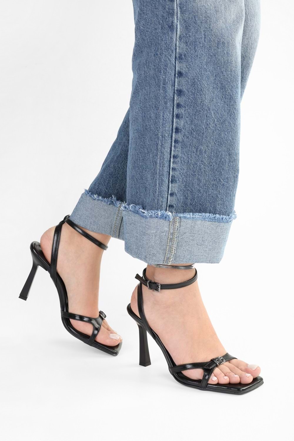 Kadın Jolie Siyah Cilt Kemer Detaylı Topuklu Ayakkabı