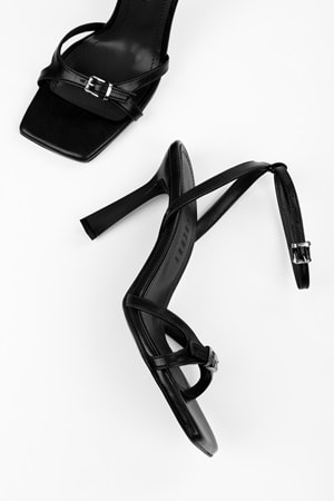 Kadın Jolie Siyah Cilt Kemer Detaylı Topuklu Ayakkabı