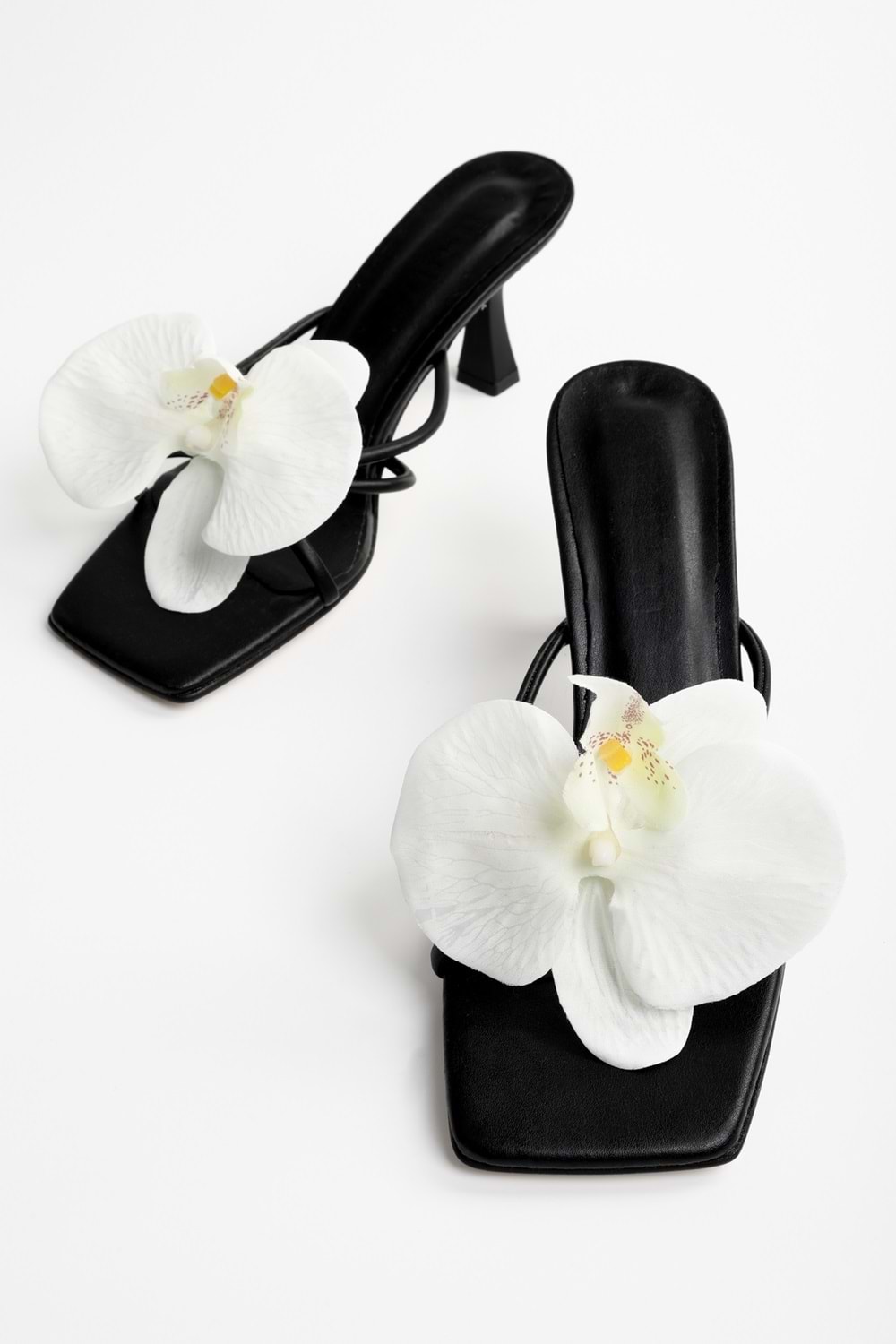 Kadın Orchid Siyah Cilt Çiçek Tokalı Topuklu Terlik
