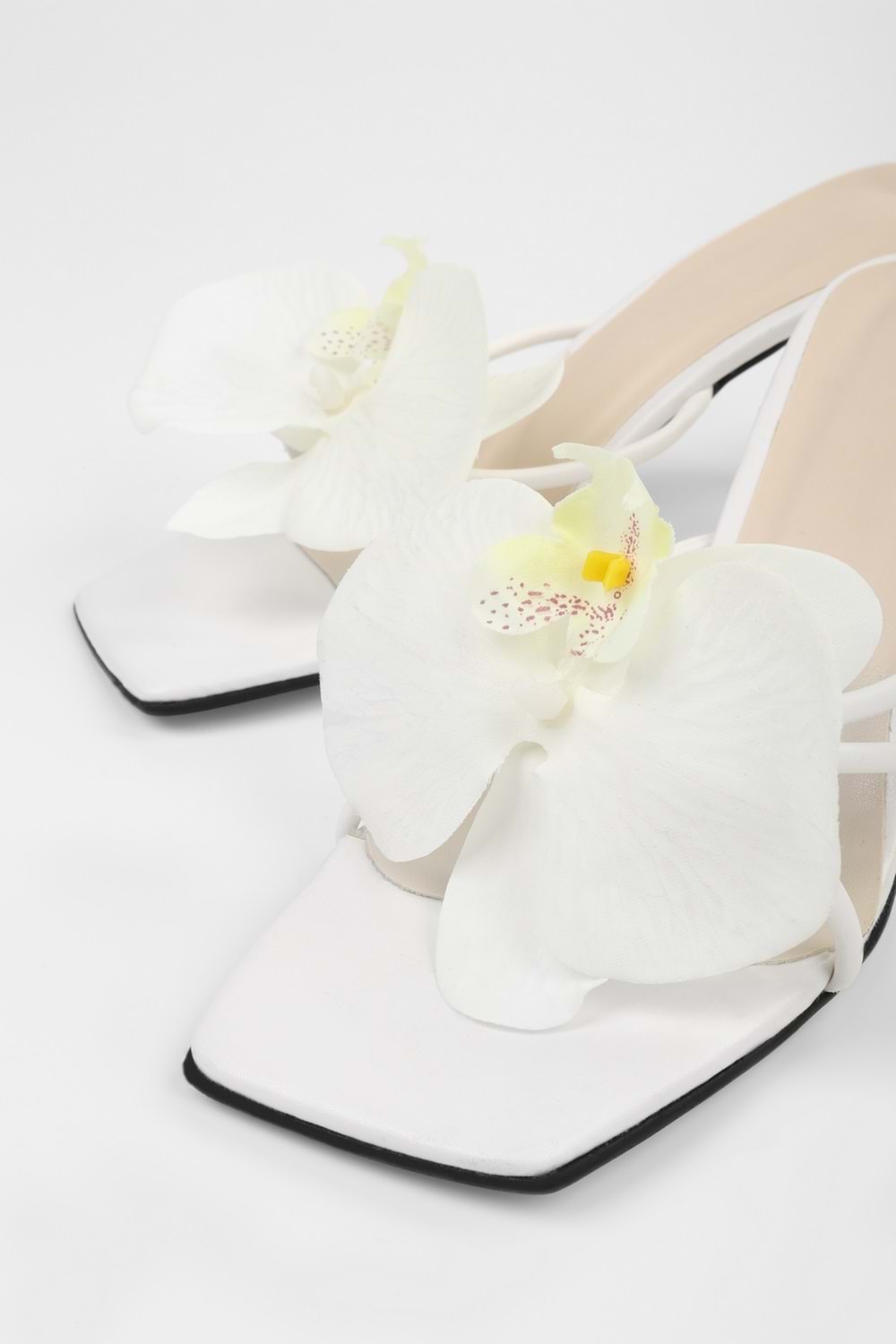 Kadın Orchid Beyaz Cilt Çiçek Tokalı Topuklu Terlik