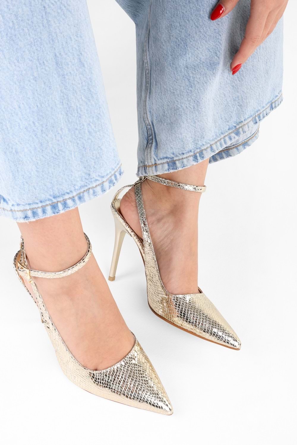 Kadın Mila Altın Yılan Desenli Kemerli Bilekten Bağlı Stiletto